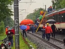 Tragedi di Batuceper: Kereta Bandara Soetta Tabrak Truk Hingga Anjlok, Jalur Lumpuh Total!
