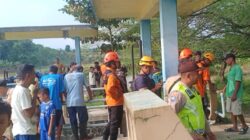 Evakuasi mayat di pintu air Bendungan Lanjiladang Pemalang oleh petugas.