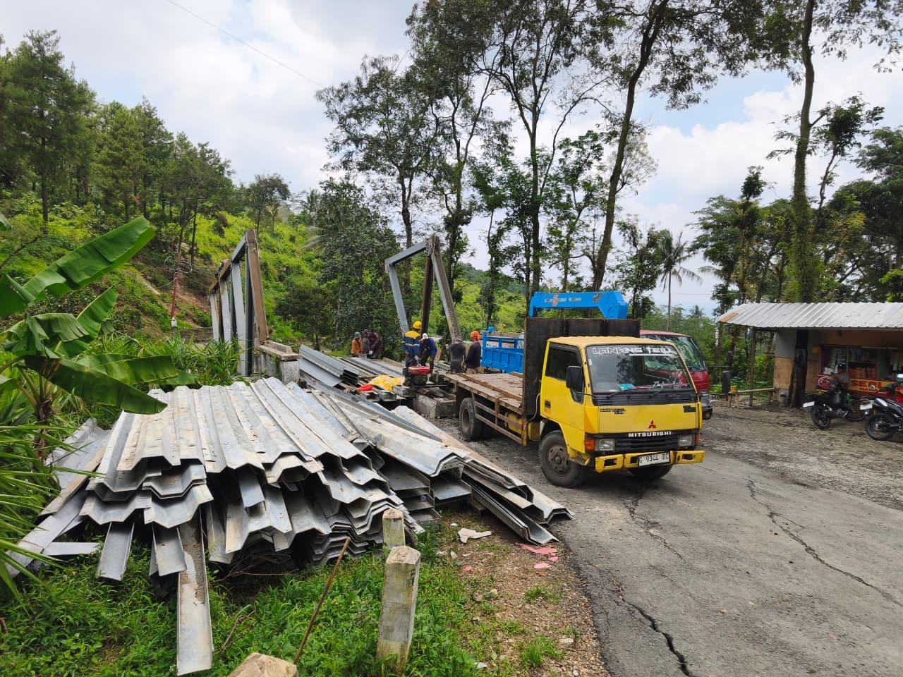 Gandeng Pelaksana Profesional, DPU PR Pemalang Eksekusi Pelepasan Baja Jembatan Kalimendelem