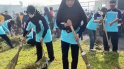 Tim teknis DPUPR Pemalang sedang melakukan pembersihan saluran drainase di Stadion Jatidiri.