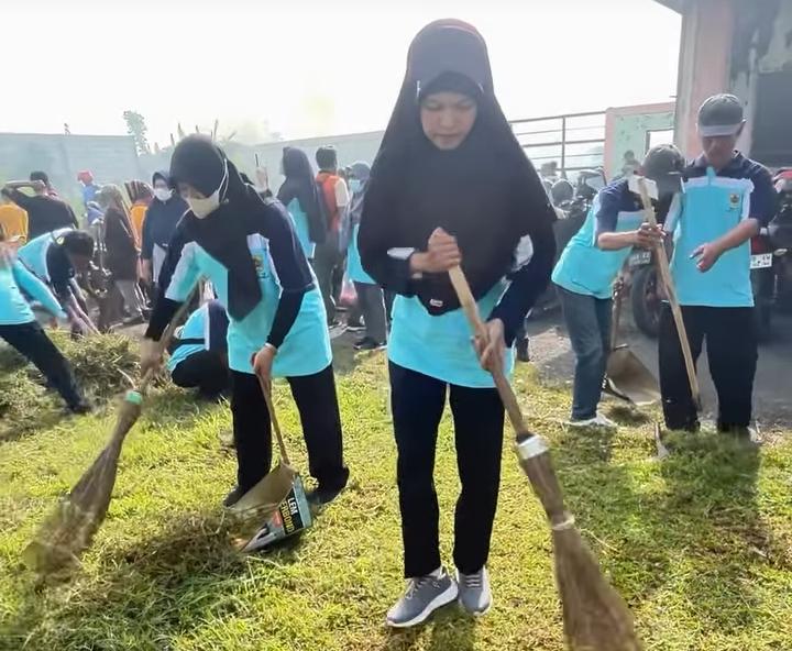 Tim teknis DPUPR Pemalang sedang melakukan pembersihan saluran drainase di Stadion Jatidiri.