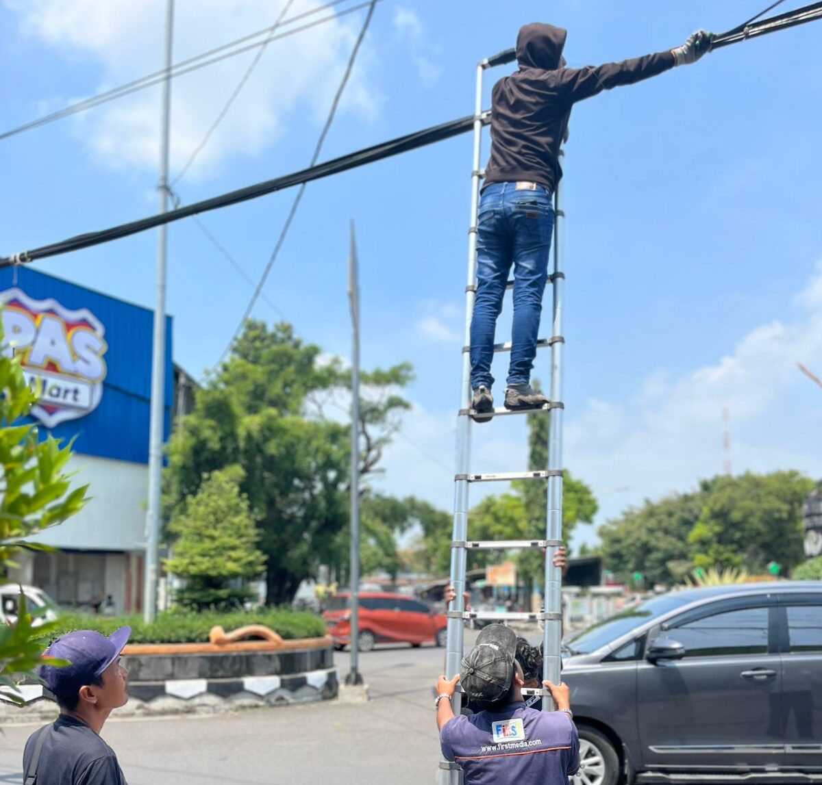 DPUPR dan Diskominfo Tata Ulang Jaringan Kabel di Jalan Jenderal Sudirman Pemalang