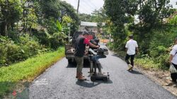 Simak! Ini Skema Baru Perbaikan Jalan Belik–Watukumpul yang Sedang Dikebut PEMALANG – Kabar gembira bagi warga di wilayah selatan Pemalang. Proyek rekonstruksi jalan yang menghubungkan Belik–Watukumpul serta Gejos–Tlagasana kini tengah memasuki fase pengerjaan intensif. Menariknya, pemerintah tidak hanya sekadar menambal jalan, melainkan menerapkan skema konstruksi khusus untuk memastikan jalan lebih awet dan tahan lama. Proyek yang dikenal dengan "Rekonstruksi Ruas Jalan Paket 7" ini dikerjakan oleh CV. Rekan Rukun Berkarya dengan nilai kontrak mencapai Rp 3,9 Miliar. Dana yang bersumber dari APBD 2026 ini dialokasikan penuh untuk membuka sumbatan mobilitas di wilayah yang selama ini dikeluhkan warga karena kerusakan infrastruktur. Dua Skema Berbeda: Kenapa Tidak Disamakan? Dinas Pekerjaan Umum dan Penataan Ruang (DPUPR) Kabupaten Pemalang menjelaskan bahwa terdapat perbedaan perlakuan teknis antara dua jalur tersebut. Hal ini disesuaikan dengan beban kendaraan dan struktur tanah di lapangan: Skema Aspal Dua Lapis (Hotmix): Diterapkan pada ruas Belik–Watukumpul. Penggunaan dua lapis aspal ini bertujuan memberikan kekenyalan dan kehalusan maksimal bagi kendaraan, mengingat volume lalu lintas di jalur ini cukup tinggi sebagai urat nadi distribusi. Skema Beton Semen (Rigid Pavement): Diterapkan pada ruas Gejos–Tlagasana. Mengingat karakteristik tanah di lokasi tersebut yang cenderung labil, penggunaan beton dianggap sebagai solusi paling cerdas agar jalan tidak mudah bergelombang meski dihantam cuaca ekstrem. Lembur Siang Malam Demi Target 120 Hari Ada pemandangan berbeda di lokasi proyek dalam beberapa hari terakhir. Suara alat berat seperti asphalt finisher dan deru mesin truk pengangkut material tidak hanya terdengar di pagi hari, tapi juga hingga larut malam. Skema "kejar tayang" atau lembur ini sengaja diambil untuk memastikan target 120 hari kerja dapat tercapai tepat waktu. Percepatan ini juga dimaksudkan agar gangguan lalu lintas akibat pengerjaan proyek tidak berlangsung terlalu lama, sehingga masyarakat bisa segera menikmati jalan mulus sebelum memasuki penghujung tahun. Pengawasan Ketat Konsultan Meski pengerjaan dikebut dengan ritme cepat, kualitas tetap menjadi harga mati. CV. Global Disain selaku konsultan pengawas bersiaga di lokasi untuk memastikan setiap tahapan, mulai dari pemadatan lahan hingga suhu aspal yang digelar, memenuhi standar operasional prosedur (SOP). "Kami ingin memastikan uang rakyat sebesar Rp 3,9 miliar ini benar-benar mewujud menjadi infrastruktur berkualitas. Tidak boleh ada pengurangan spesifikasi meski kerja dilakukan dalam waktu cepat," tegas pihak pengawas di lapangan. Harapan Baru Ekonomi Watukumpul Perbaikan jalan ini bukan sekadar urusan aspal dan semen. Bagi warga Watukumpul, akses yang mantap berarti biaya logistik yang lebih murah, waktu tempuh ke sekolah yang lebih singkat, dan akses ke puskesmas yang lebih cepat. Pemerintah menghimbau agar selama proses pengerjaan ini, masyarakat tetap bersabar dan tertib mengikuti arahan petugas di area proyek guna menghindari kecelakaan kerja.