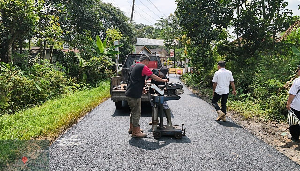 Simak! Ini Skema Baru Perbaikan Jalan Belik–Watukumpul yang Sedang Dikebut PEMALANG – Kabar gembira bagi warga di wilayah selatan Pemalang. Proyek rekonstruksi jalan yang menghubungkan Belik–Watukumpul serta Gejos–Tlagasana kini tengah memasuki fase pengerjaan intensif. Menariknya, pemerintah tidak hanya sekadar menambal jalan, melainkan menerapkan skema konstruksi khusus untuk memastikan jalan lebih awet dan tahan lama. Proyek yang dikenal dengan "Rekonstruksi Ruas Jalan Paket 7" ini dikerjakan oleh CV. Rekan Rukun Berkarya dengan nilai kontrak mencapai Rp 3,9 Miliar. Dana yang bersumber dari APBD 2026 ini dialokasikan penuh untuk membuka sumbatan mobilitas di wilayah yang selama ini dikeluhkan warga karena kerusakan infrastruktur. Dua Skema Berbeda: Kenapa Tidak Disamakan? Dinas Pekerjaan Umum dan Penataan Ruang (DPUPR) Kabupaten Pemalang menjelaskan bahwa terdapat perbedaan perlakuan teknis antara dua jalur tersebut. Hal ini disesuaikan dengan beban kendaraan dan struktur tanah di lapangan: Skema Aspal Dua Lapis (Hotmix): Diterapkan pada ruas Belik–Watukumpul. Penggunaan dua lapis aspal ini bertujuan memberikan kekenyalan dan kehalusan maksimal bagi kendaraan, mengingat volume lalu lintas di jalur ini cukup tinggi sebagai urat nadi distribusi. Skema Beton Semen (Rigid Pavement): Diterapkan pada ruas Gejos–Tlagasana. Mengingat karakteristik tanah di lokasi tersebut yang cenderung labil, penggunaan beton dianggap sebagai solusi paling cerdas agar jalan tidak mudah bergelombang meski dihantam cuaca ekstrem. Lembur Siang Malam Demi Target 120 Hari Ada pemandangan berbeda di lokasi proyek dalam beberapa hari terakhir. Suara alat berat seperti asphalt finisher dan deru mesin truk pengangkut material tidak hanya terdengar di pagi hari, tapi juga hingga larut malam. Skema "kejar tayang" atau lembur ini sengaja diambil untuk memastikan target 120 hari kerja dapat tercapai tepat waktu. Percepatan ini juga dimaksudkan agar gangguan lalu lintas akibat pengerjaan proyek tidak berlangsung terlalu lama, sehingga masyarakat bisa segera menikmati jalan mulus sebelum memasuki penghujung tahun. Pengawasan Ketat Konsultan Meski pengerjaan dikebut dengan ritme cepat, kualitas tetap menjadi harga mati. CV. Global Disain selaku konsultan pengawas bersiaga di lokasi untuk memastikan setiap tahapan, mulai dari pemadatan lahan hingga suhu aspal yang digelar, memenuhi standar operasional prosedur (SOP). "Kami ingin memastikan uang rakyat sebesar Rp 3,9 miliar ini benar-benar mewujud menjadi infrastruktur berkualitas. Tidak boleh ada pengurangan spesifikasi meski kerja dilakukan dalam waktu cepat," tegas pihak pengawas di lapangan. Harapan Baru Ekonomi Watukumpul Perbaikan jalan ini bukan sekadar urusan aspal dan semen. Bagi warga Watukumpul, akses yang mantap berarti biaya logistik yang lebih murah, waktu tempuh ke sekolah yang lebih singkat, dan akses ke puskesmas yang lebih cepat. Pemerintah menghimbau agar selama proses pengerjaan ini, masyarakat tetap bersabar dan tertib mengikuti arahan petugas di area proyek guna menghindari kecelakaan kerja.