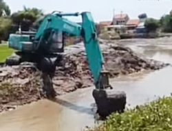 Sasar Wilayah Pesisir, DPUPR Pemalang Keruk Muara Asemdoyong hingga Pasang Pintu Air Antirob