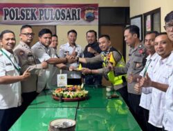 HUT Bhayangkara ke-80, Camat Pulosari Arif Senoaji Serahkan Tumpeng Sinergitas ke Kapolsek