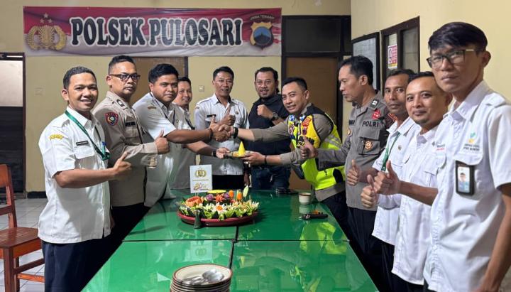 HUT Bhayangkara ke-80, Camat Pulosari Arif Senoaji Serahkan Tumpeng Sinergitas ke Kapolsek