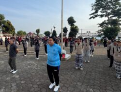 Gandeng Mahasiswa KKN dan Sponsor, Pemcam Pulosari Sukses Gelar Jalan Sehat dan Nobar Akbar
