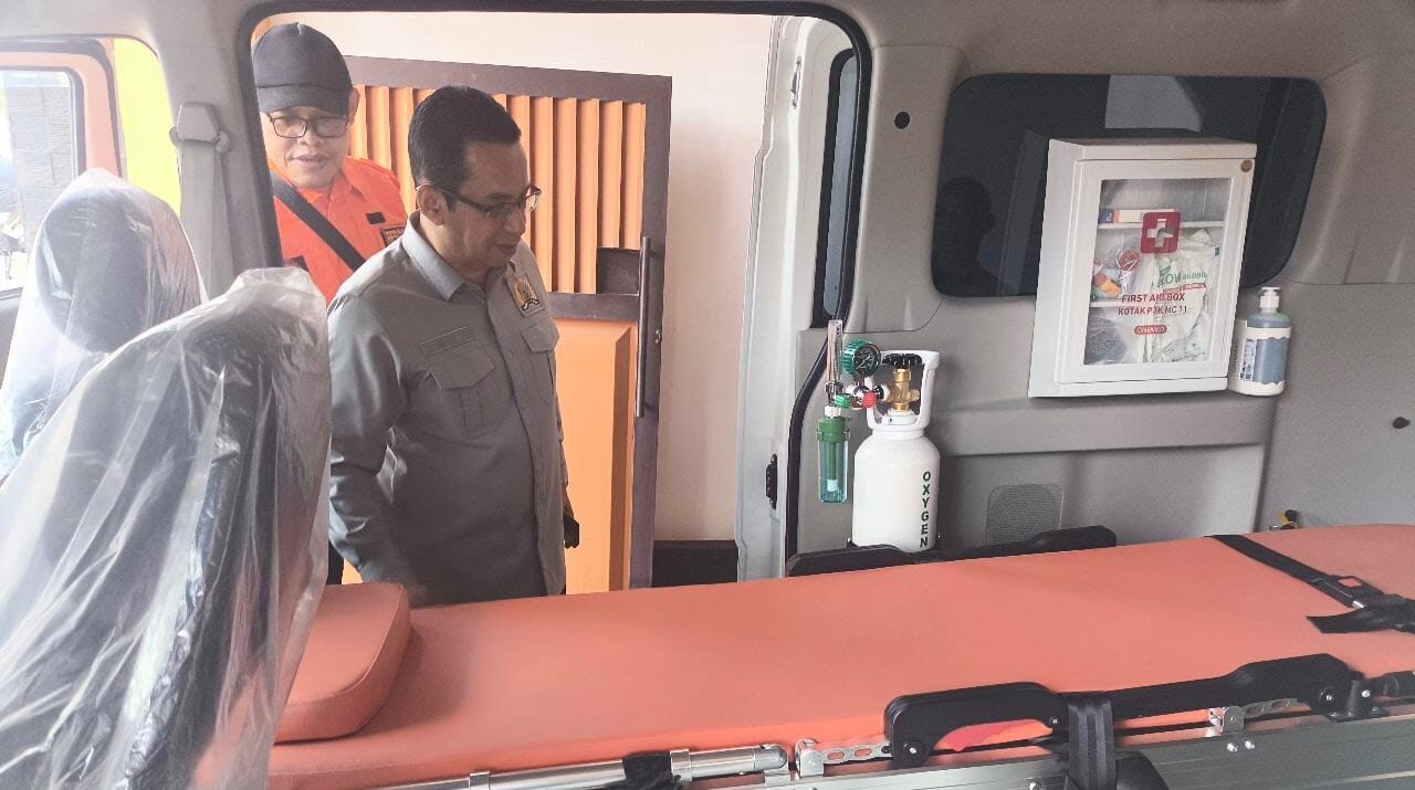 Kawal Bantuan CSR ke Daerah, Rizal Bawazier Serahkan Ambulans Operasional untuk Warga Batang